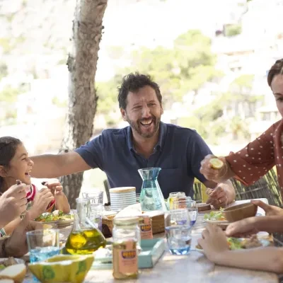 Familie beim gemeinsamen Essen am Tisch