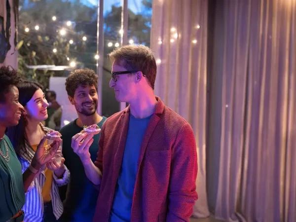 Groupe d'amis mangeant des toasts avec Saupiquet