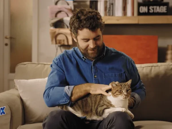 Mann streichelt seine Katze