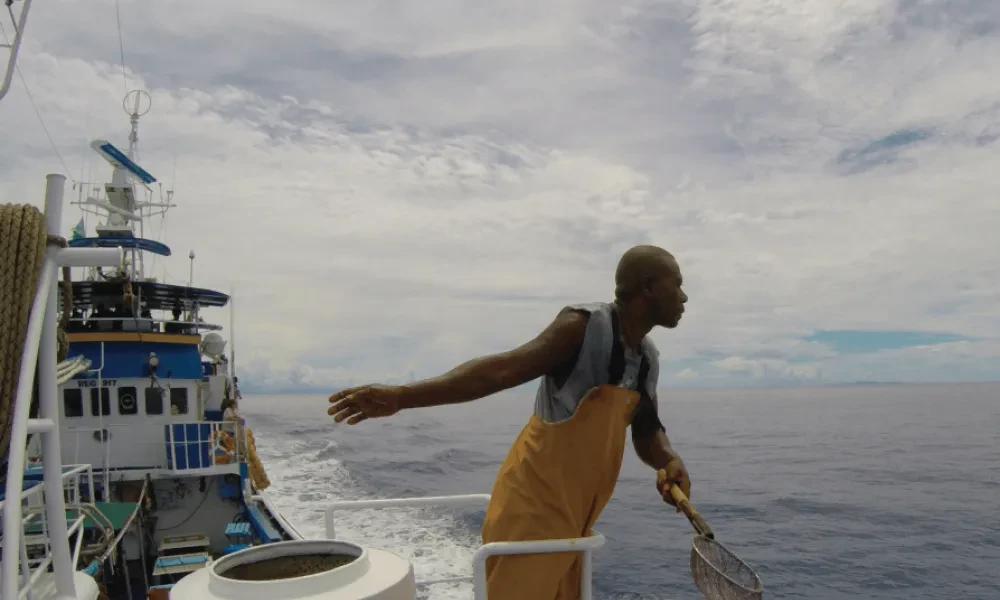 Hombre en un barco pesquero