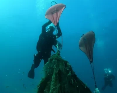 Rio Mare removes plastic waste from the sea in Greece