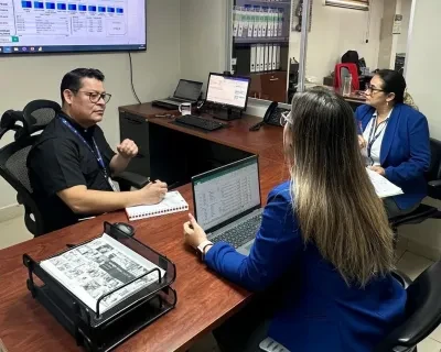 Achter de schermen-foto van collega's zittend achter een bureau