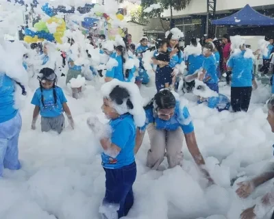 Bambini che giocano con la schiuma durante un campo estivo in Ecuador